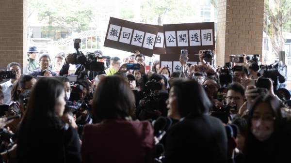 國民黨立委陳玉珍(前右2,背對者)日前提出助理費除罪化修法,引發討論,民眾與助理反對聲浪持續升高。