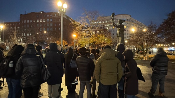 旅居华府的港人和活动人士12月7日(周日)晚在共产主义受难者纪念碑前,举办大埔火灾悼念晚会,呼吁追求火灾事件真相,并提出4大诉求。