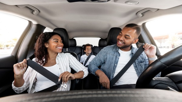 一家三口正準備開車駕駛