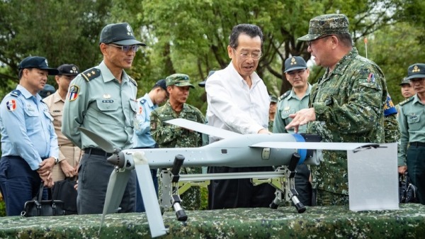 國防部長顧立雄(前中)18日視導陸軍無人機訓練中心,聽取專人說明ALTIUS-600M攻擊型無人機性能諸元。(圖片來源:中央社)