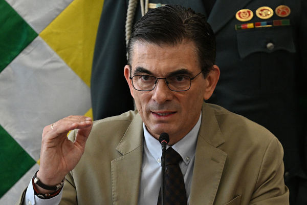 玻利維亞總統羅德裡戈.帕斯.佩雷拉(Rodrigo Paz Pereira)於2025年11月25日在拉巴斯的人民宮(Casa Grande del Pueblo)發表講話,宣布新的經濟措施。