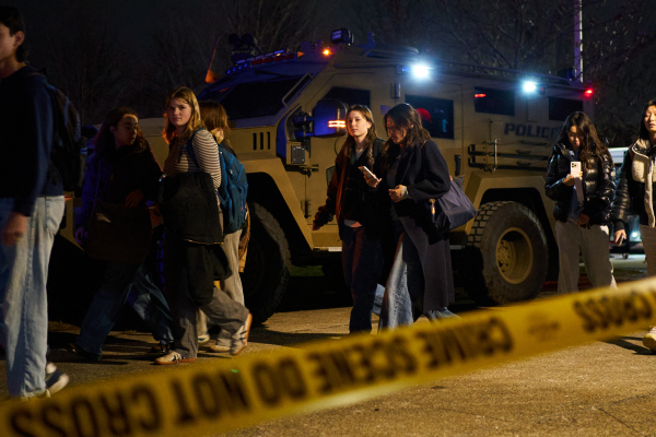 2025年12月13日,在羅德島州普羅維登斯的布朗大學,疏散撤離的學生抵達位於校園內尼爾森健身中心(Nelson Fitness Center)的臨時家庭團聚點。