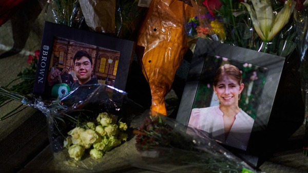 2025年12月15日,在美國羅德島州普羅維登斯的布朗大學附近,一處臨時悼念點擺放著大規模槍擊案遇難者穆罕默德.阿齊茲.阿穆爾佐科夫(Mukhammad Aziz Amurzokov)和艾拉.庫克(Ella Cook)的裱框照片。