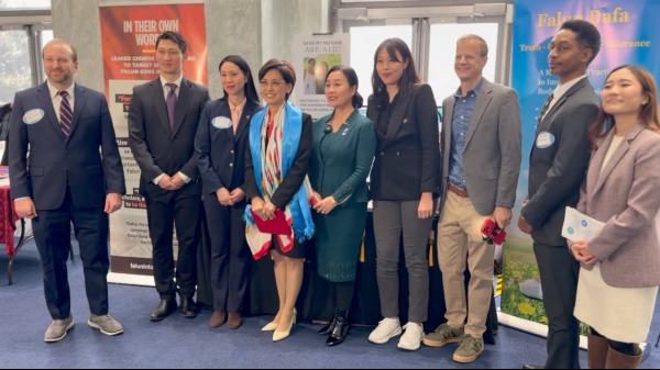 金映玉議員與法輪功學員們合影,並聽取了學員王璇(左二)和其姐姐王珊珊(左三)訴說其家庭遭遇及營救母親劉愛華的訴求