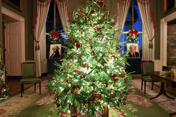 2025年12月1日:在2025年白宮聖誕裝飾提前參觀活動中,前美國總統喬治.華盛頓與現任總統唐納德.特朗普的樂高肖像,與節日裝飾一同陳列於綠廳內。