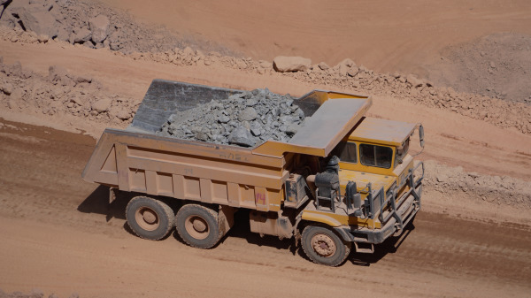 2025年8月26日,在塔吉克西部萨里塔格矿,塔吉克-中国合资矿业公司塔尔科黄金的工人在露天矿开采锑矿。