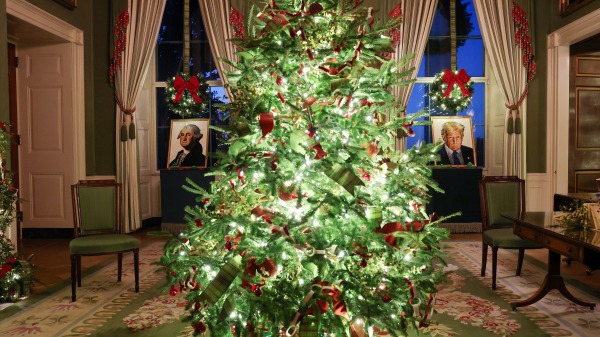 梅拉尼婭公布白宮聖誕裝飾樂高總統肖像與51棵聖誕樹亮相(圖)