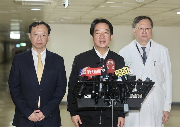 总统赖清德(中)今天上午前往台大医院慰问伤者与家属。(图片来源:中央社)