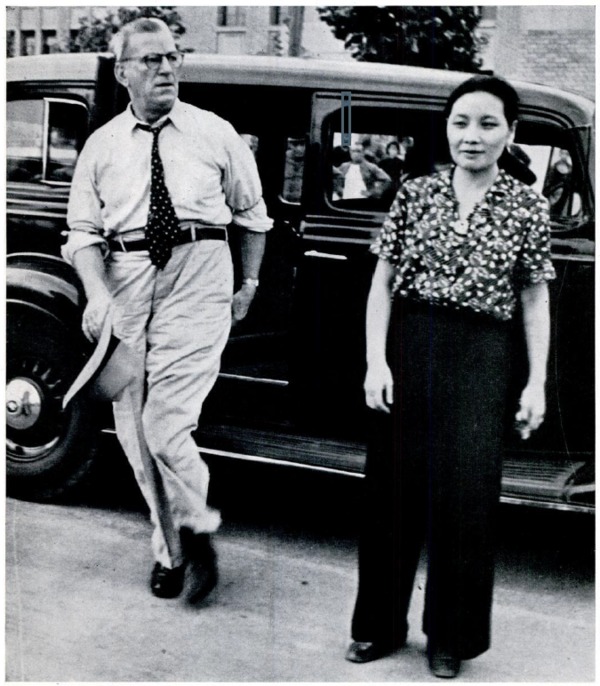 蔣夫人委託澳籍友人端納，先行斡旋並轉交親筆信函給蔣委員長。