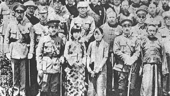 張學良（前排左一）受訪時曾表示：「做為一個軍人，我是該槍斃......」。