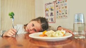 震惊：11岁女孩长期只吃水煮菜导致心肌损伤(组图)