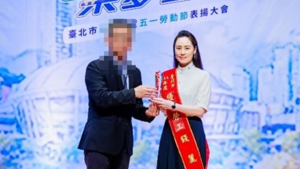 嗆「給中共執政」遭廢居留！中配錢麗火速辦離職，華碩回應：依規處理。