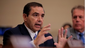 川普宣布赦免德州民主黨眾議員奎利亞爾(圖)