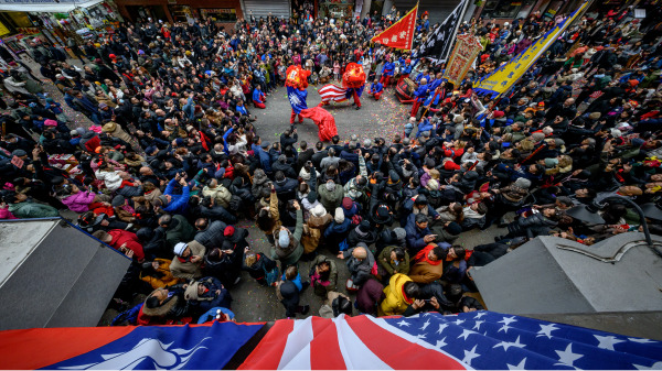 2025年1月29日，在紐約市曼哈頓唐人街舉行的中國農曆新年慶祝活動中，身著龍形服裝、佩戴中華民國國旗、台灣旗幟和美國國旗的參與者正在表演。