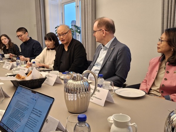 人權工作者李明哲(右3)與華人民主書院協會、台灣民主實驗室、瑞典台灣協會共同拜會丹麥民主聯盟基金會,分享在中國服刑期間的經驗。(圖片來源:中央社)