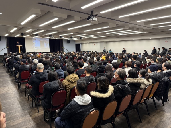 数百人参加了悼念会