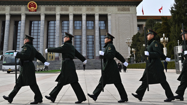 2025年3月3日，中國人民解放軍士兵在北京人民大會堂外列隊。