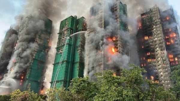香港宏福苑大火存在隔栋燃烧等诸多疑点。