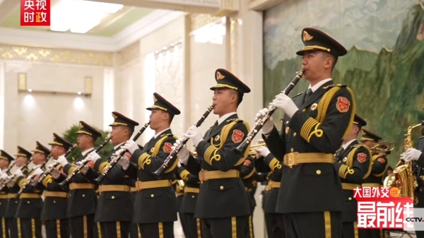 军乐团的礼号手，他们的礼服是军绿色的