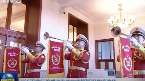 十几年来，只要是有彭丽媛陪同的国事访问，军乐团的行进演奏服都是红衣白裤