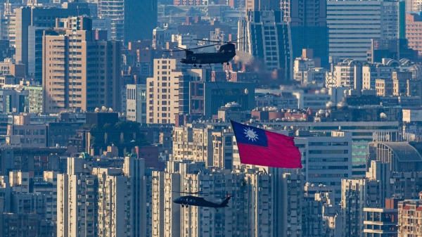 2022年9月29日，台北举行的台湾国庆庆典彩排中，直升机载国旗飞越台北101。（图片来源：Annabelle Chih/Getty Images)小图: