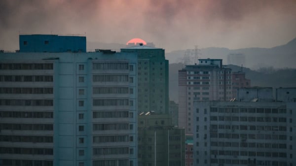 2019 年 4 月 15 日，太阳落在平壤的公寓大楼和城市天际线后面。