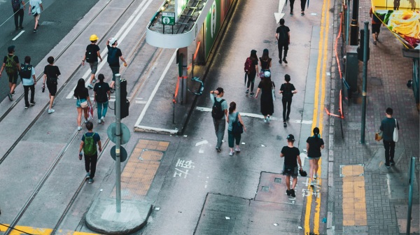 香港人民行走在香港街道上