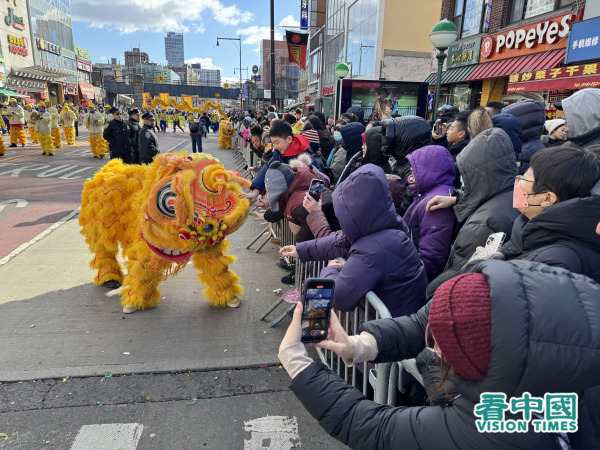 ​​​​​​​2025年2月1日，中國新年乙巳年大年初四，在紐約最大華人居住區法拉盛，紐約市舉行慶賀中國新年大遊行。