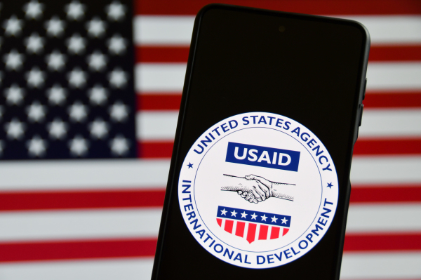 美国国际开发署（USAID）徽标在手机上显示的示意图。