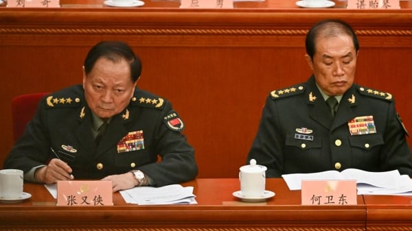 2025年3月4日，中央軍委會第二副主席何衛東（右）、中央軍委第一副主席張又俠（左）出席在北京人民大會堂舉行的中國人民政治協商會議開幕式。（圖片來源：PEDRO PARDO/AFP via Getty Images）