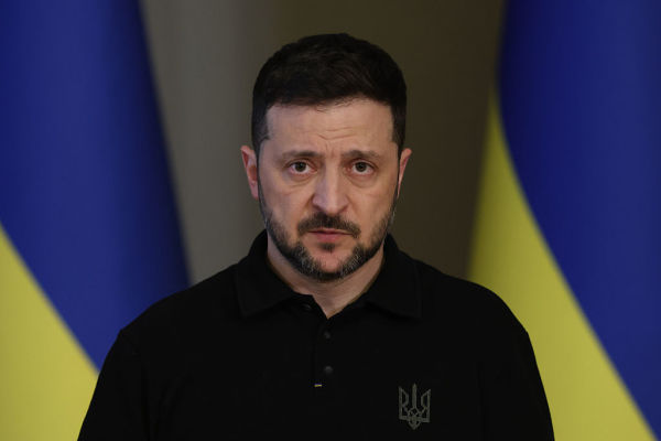 烏克蘭總統澤連斯基於2025年4月17日在烏克蘭基輔舉行的新聞發布會上與媒體發表講話。在宣布與美國達成礦產協議之際，澤連斯基舉行了記者會。