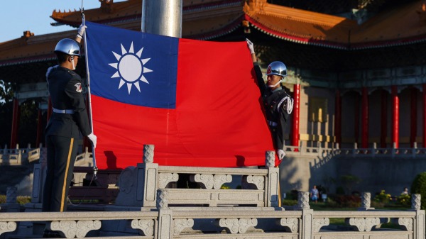衛兵在台北中正紀念堂民主大道上升起中華民國國旗。（圖片來源：I-HWA CHENG／AFP／Getty Images)）