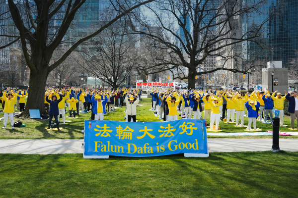 2025年4月24日，數百位多倫多法輪功學員在加拿大安省省政府大樓前舉行425上訪26週年紀念活動，包括大型集體煉功和集會。（看中國Jerry攝）