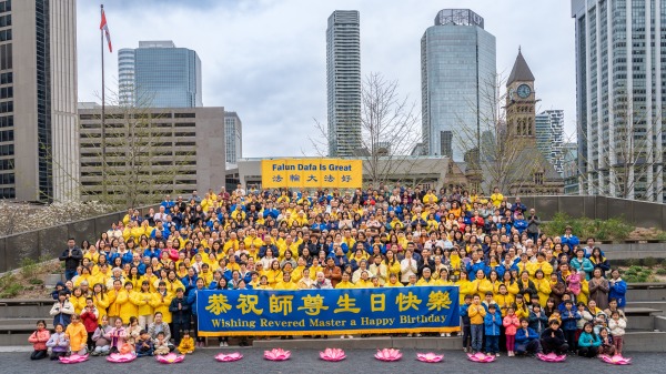 2025年5月4日，多倫多法輪功學員在市政府廣場向法輪功創始人李洪志祝賀生日快樂。（NTD提供）(