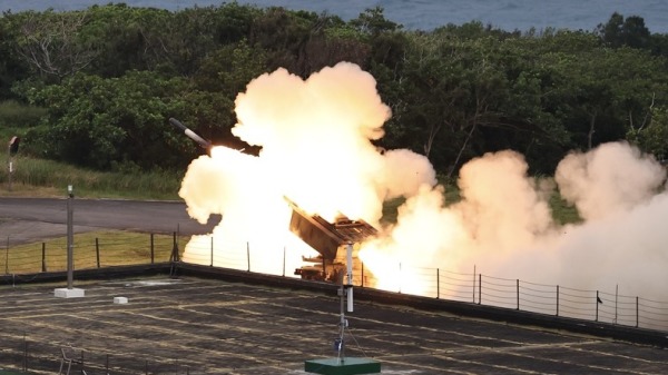 國防部12日下午在屏東九鵬基地舉行「海馬士多管火箭系統」射擊操演，展現國軍在新式裝備籌建與戰力提升的重要成果。