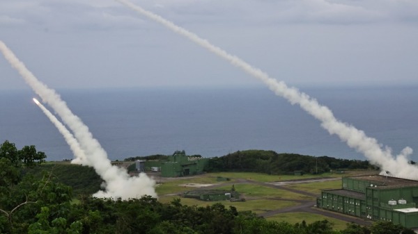 國防部12日在屏東九鵬基地進行射擊操演，3套系統同時點火擊發，在空中畫出多道白煙。