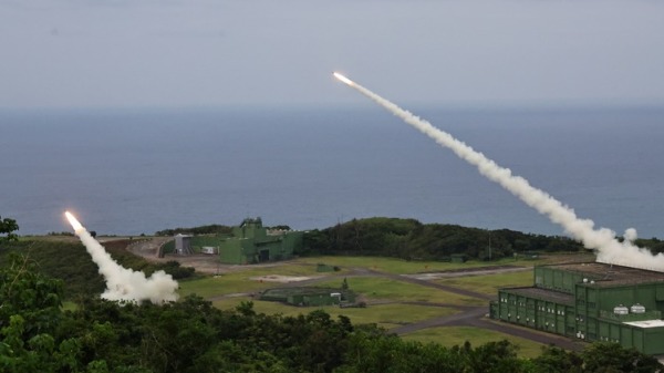 國軍12日在屏東九鵬基地進行實地射擊操演，展現訓練成果。