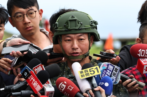 陸軍58砲指部副指揮官何至中（前中）表示，此次除藉由射擊操演累積經驗，也達成驗證武器效能目的。