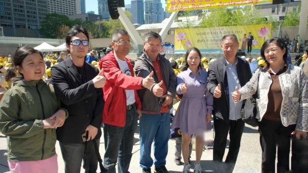 2025年5月11日，中国民主党加拿大委员会数名党员参加多伦多法轮大法日33周年庆祝活动，他们齐声喊“法轮大法好！真善忍好！”（看中国特约摄影Eric摄）