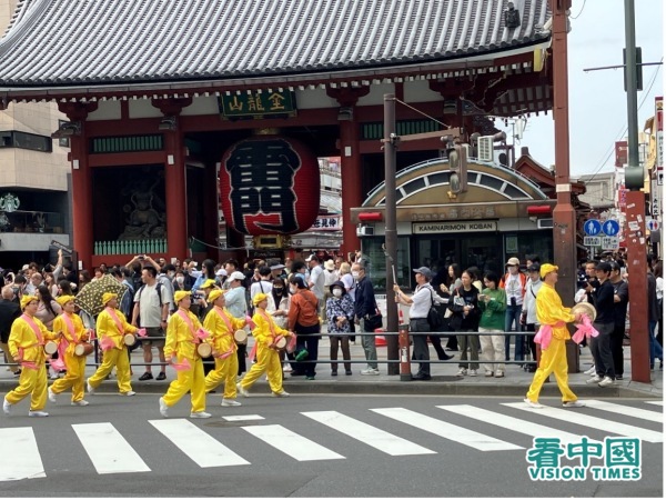 腰鼓队正在经过浅草寺前的雷门