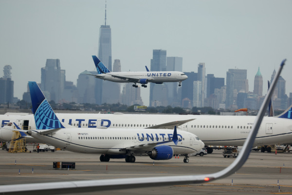 一架美國聯合航空公司的飛機於2023年9月17日降落在新澤西州紐瓦克的紐瓦克自由國際機場。