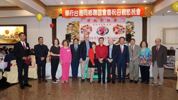 華府台聯會的新聘和續聘的顧問們受邀登台，接受由會長金義之（左一）頒發的聘書