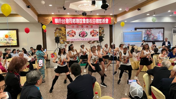 歡快的勁歌熱舞表演，將氣氛推向高潮