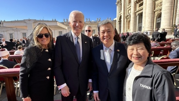 前副總統陳建仁（右2）出席教宗方濟各喪禮，與美國前總統拜登（左2）等多位政要互動。（圖片來源：中央社）