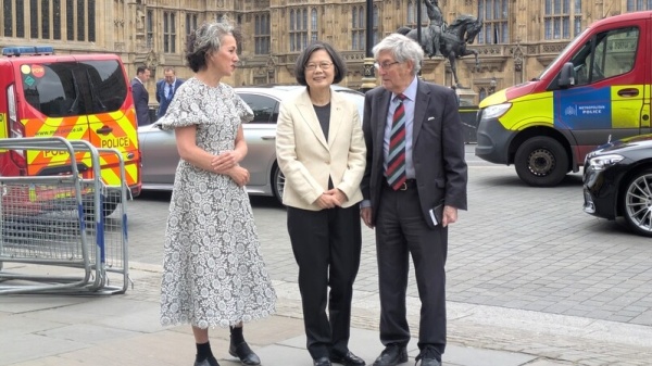 前總統蔡英文（中）15日訪問英國國會，台英國會小 組兩位共同主席、下議院議員柴萍恩（左）及上議院 議員羅根勳爵（右）親自迎接。