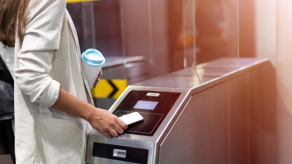 乘客在刷手機錢包的信用卡來乘坐metro