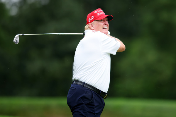 2023年8月10日，川普在LIV高爾夫邀請賽（LIV Golf Invitational-Bedminster）前的職業賽中，在第3發球台上跟著開球。