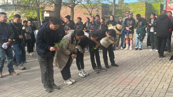 劉岩（右二）參加2025年5月25日在加拿大多倫多六四36周年紀念活動，在約克大學民主女神像前獻花儀式。（看中國攝）