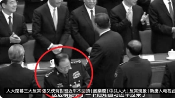 今年3月的中共全国人大闭幕式上，张又侠背对习近平不回头