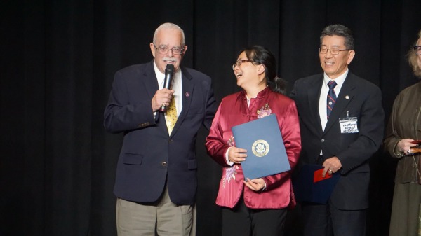 2024年2月24日，康納利議員在亞裔社區服務中心（ACSC）主辦的第十五屆華人新年聯歡會上致詞並頒贈賀狀。